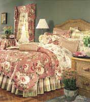 Bedding ensemble with co-ordinating plaid